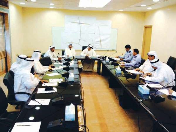 عبدالله الكندري خلال ترؤسه اجتماع ورشة العمل
