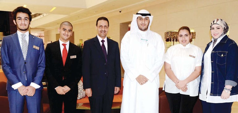 مدير الفندق مع متدربي لوياك﻿