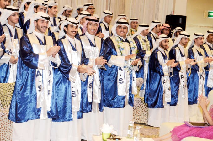 عدد من خريجي ثانوية السعيد