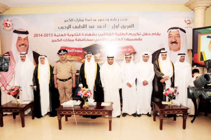 محافظ مبارك الكبير وطلق الهيم مع عدد من قيادات المحافظة﻿