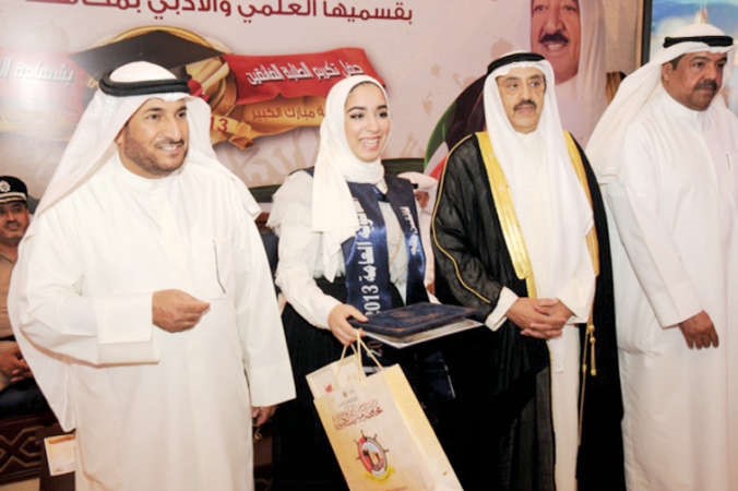 احمد الرجيب وطلق الهيم يكرمان احدى المتفوقات﻿