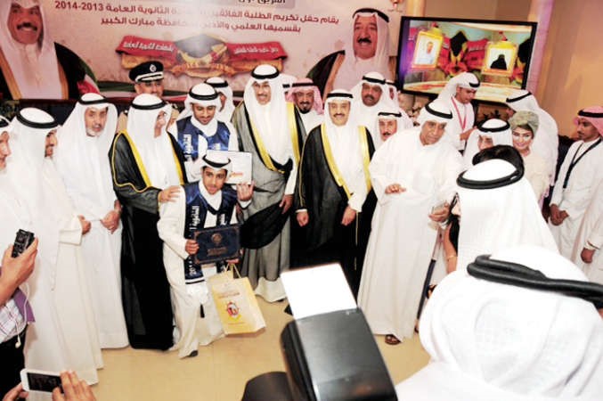 احمد الرجيب مع عدد من المتفوقين﻿