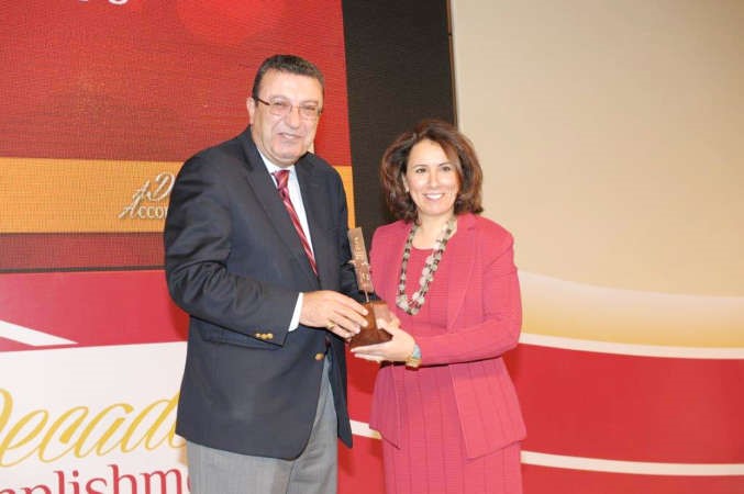 د نزار حمزة يكرم الشيخة دانة الناصر