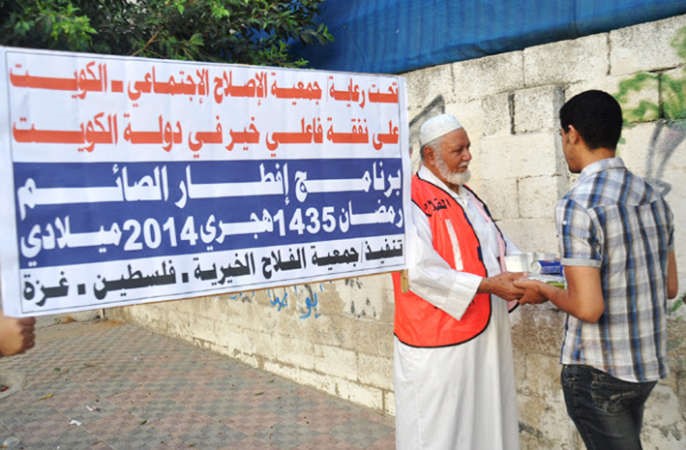 جانب من توزيع المساعدات الرمضانية في غزة﻿