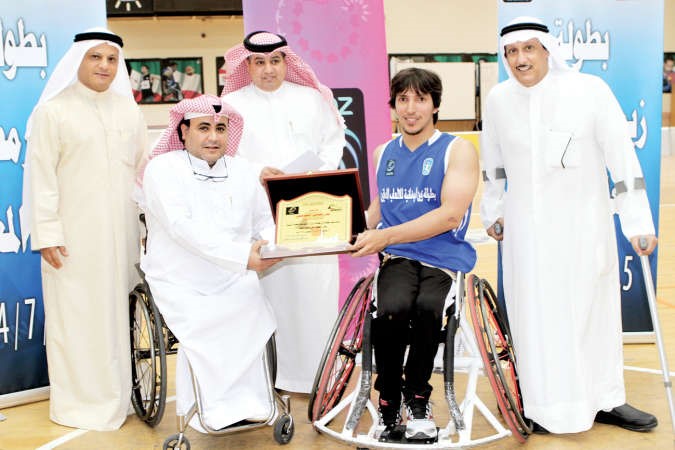تكريم لاعب المنتخب الاماراتي بدر عباس﻿