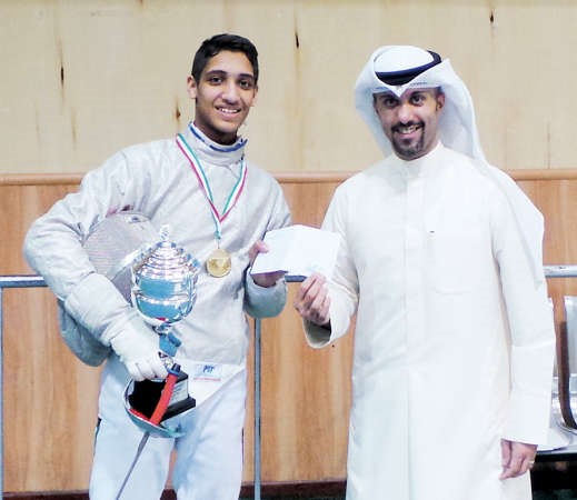 علي البغلي يسلم جائزة افضل لاعب الى بندر الشملان﻿