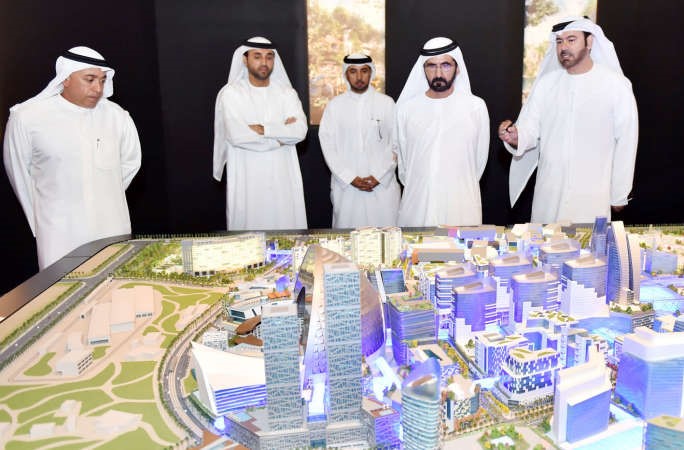 الشيخ محمد بن راشد يطلق مشروع مول العالم اكبر مركز تسوق في العالم في الوقت الذي اطلق فيه صندوق النقد الدولي تقريرا يؤكد قدرة دبي على تمويل ديونها لكن الامارة ستظل مهددة في حالة حدوث تباطؤ اقتصادي عالمي شديدافپ ﻿