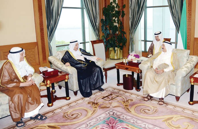 صاحب السمو الامير خلال لقائه عبدالله المفرج وخالد الصالح﻿