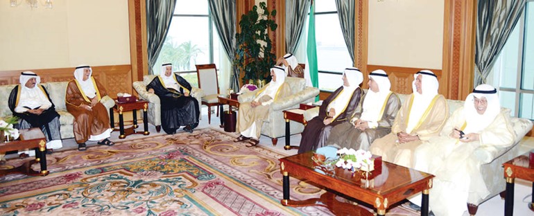 صاحب السمو الامير الشيخ صباح الاحمد مستقبلا عبدالله المفرج وخالد الصالح وسعد الطامي وعلي الموسى وعبدالله الرومي وصالح الفضالة ويوسف النصف﻿