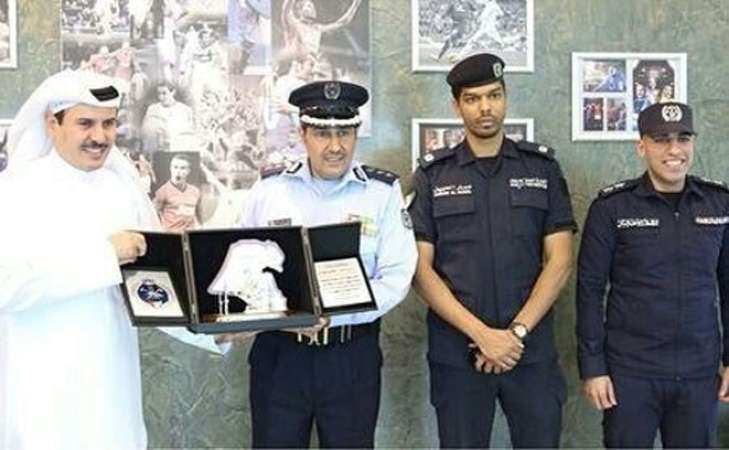 العقيد خليل الامير يقدم درعا تذكارية الى مسلمان البدران ﻿