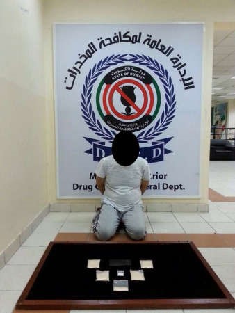  المتهم وامامه المضبوطات 