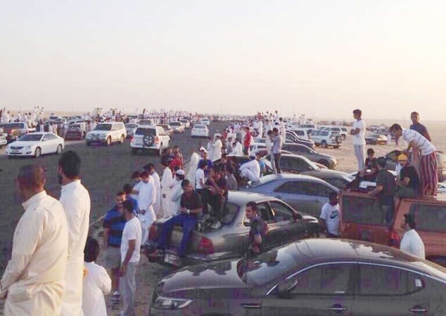 المئات من الشباب والاحداث يتابعون وصلات الاستهتار 