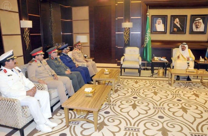 صاحب السمو الملكي الامير سلمان بن عبدالعزيز ولي العهد نائب رئيس مجلس الوزراء وزير الدفاع مستقبلا رئيس هيئة الاركان وعددا من كبار الضباط﻿