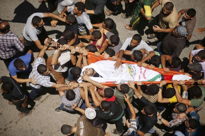 فلسطينيون يشيعون احد ضحايا الغارة الاسرائيلية على غزة امس رويترز 