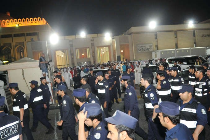 المشاركون في المسيرة مع قوات الامن امام المسجد الكبير 