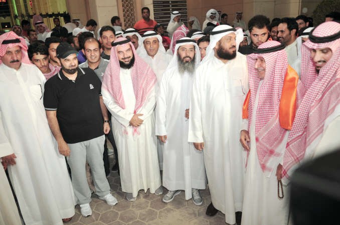 بدر الداهوم واحمد الشريعان وفلاح الصواغ ونايف المرداس ودجمعان الحربش ومبارك الوعلان وسالم النملان خلال المسيرة