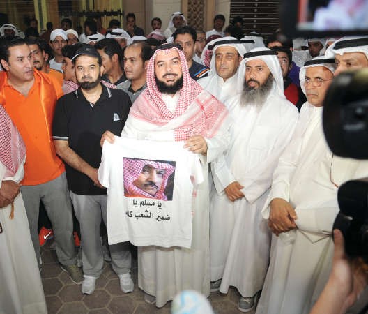 دجمعان الحربش يرفع صورة مسلم البراك ويبدو محمد الخليفة