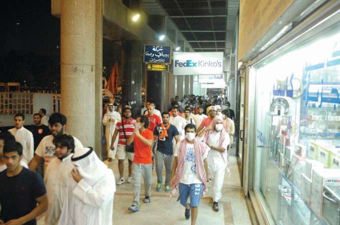 بعض المشاركين في المسيرة بعد فضها يتجولون في اروقة سوق المباركية