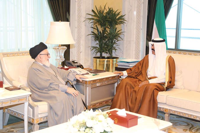 سمو ولي العهد الشيخ نواف الاحمد مستقبلا السيد محمد بحر العلوم﻿