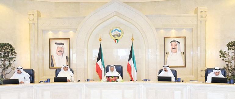 سمو رئيس مجلس الوزراء الشيخ جابر المبارك مترئسا جلسة امس ويبدو الشيخ صباح الخالد والشيخ محمد الخالد والشيخ خالد الجراح وعبدالمحسن المدعج