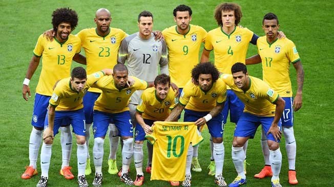 لاعبو المنتخب البرازيلي يرفعون قميص النجم الغائب نيمار