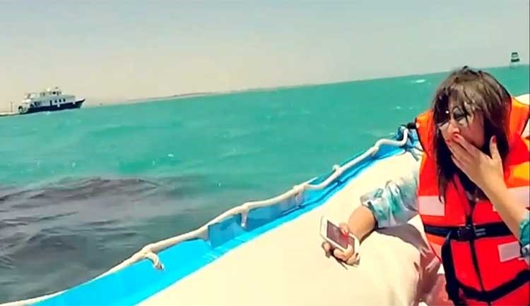 بالفيديو.. صراخ وإنهيار جنات في رامز قرش البحر.. وملابسها تثير سخرية رامز