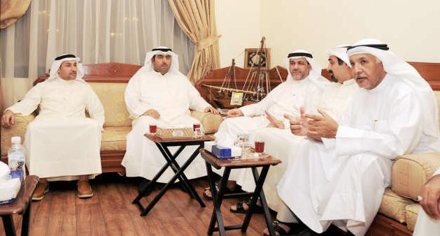 ماسامة العتيبي وعدد من المهنئين مع دحسن كمال 	انور الكندري﻿