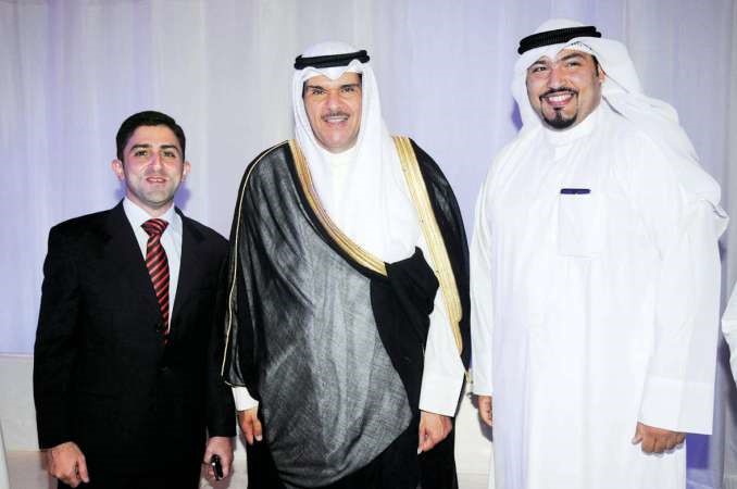 مدير التحرير الزميل محمد الحسيني وندا الديحاني يهنئان الشيخ سلمان الحمود 
