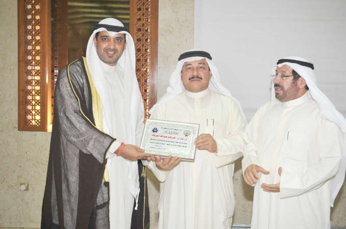 الشيخ محمد العبدالله مكرما احد الضباط