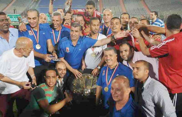 لاعبو الاهلي مع درع الدوري 