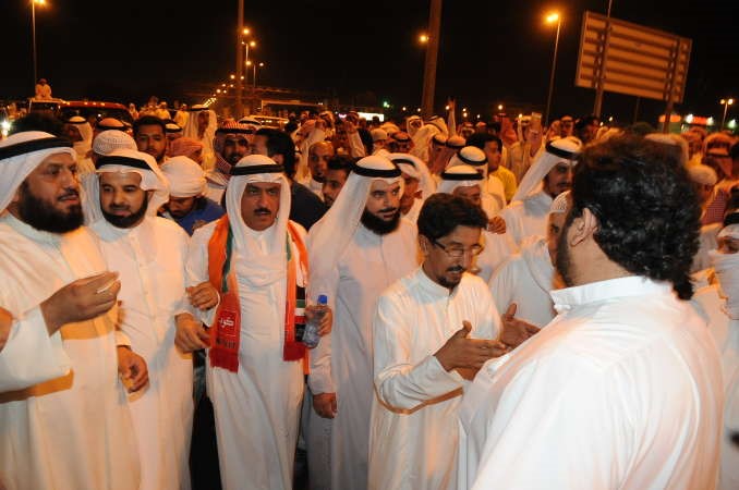 مسلم البراك متوسطا دجمعان الحربش ومبارك الوعلان وفلاح الصواغ خلال المسيرة﻿