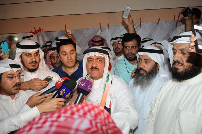 البراك متحدثا لوسائل الاعلام والى جانبه نايف المرداس وبدر الداهوم اسامة ابوعطية﻿