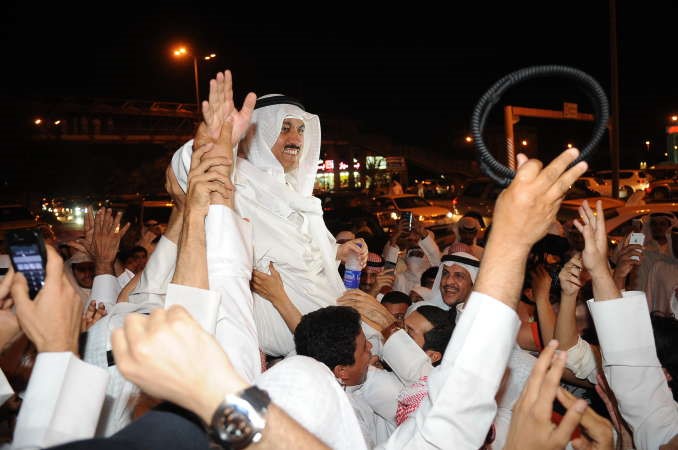 مسلم البراك محمولا على اكتاف المشاركين في المسيرة التضامنية﻿