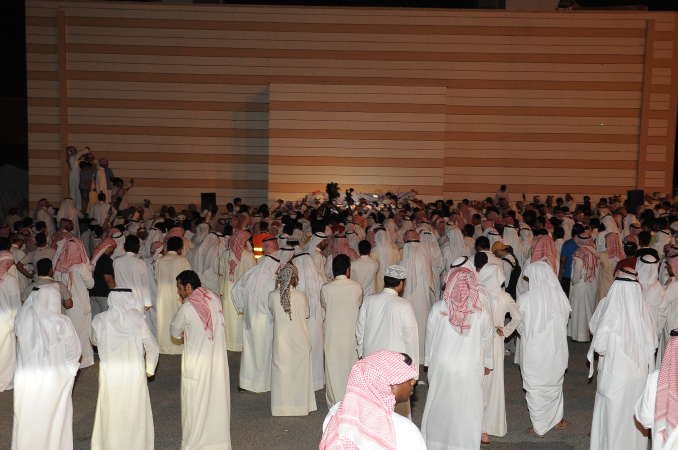 المشاركون في المسيرة خلال التجمع﻿