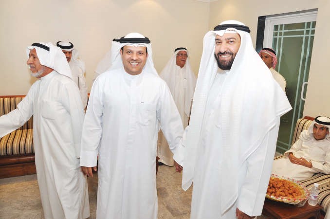 فيصل الكندري خلال استقباله دعلي العمير
