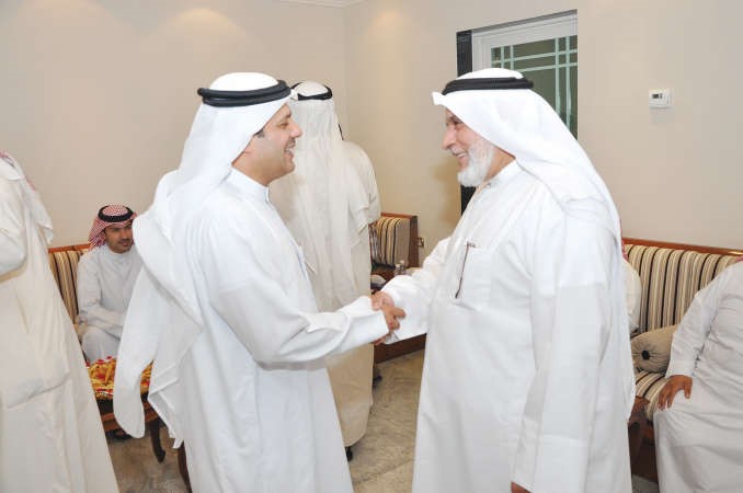  ويرحب باحد رواد ديوانه
