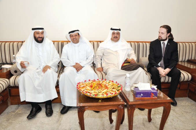  فيصل الكندري بين الحضور
