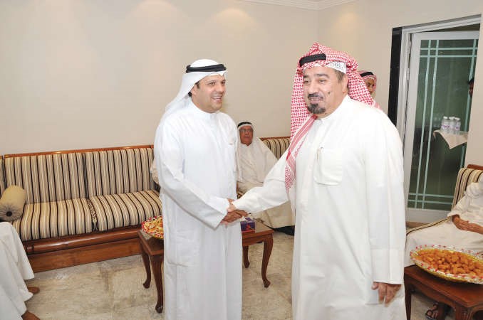 الكندري يستقبل احد المهنئين
