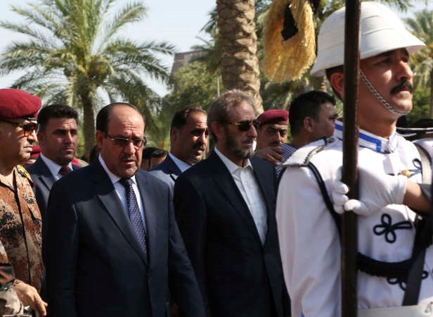 نوري المالكي ووزير الدفاع بالوكالة سعدون الدليمييحضران جنازة قائد الفرقة السادسة الذي قتل في ابوغريبرويترز