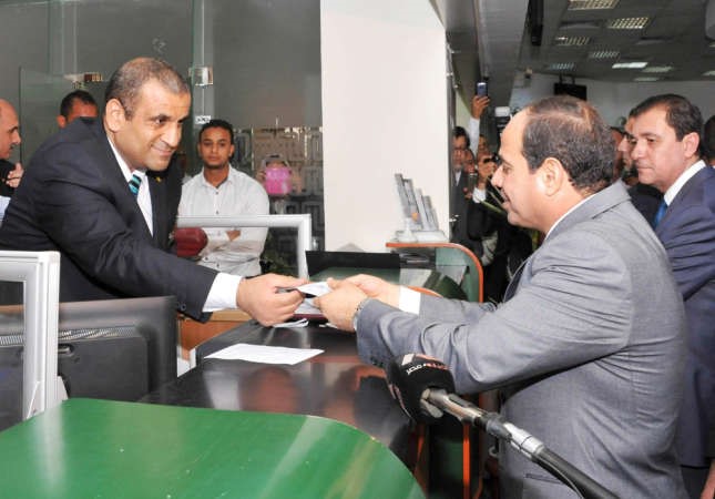 الرئيس المصري عبد الفتاح السيسي خلال تبرعه لصندوق تحيا مصر بالقاهرة امس الاولرويترز 