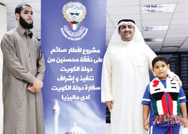 السفير سعد العسعوسي متفقدا مشروع افطار صائم 