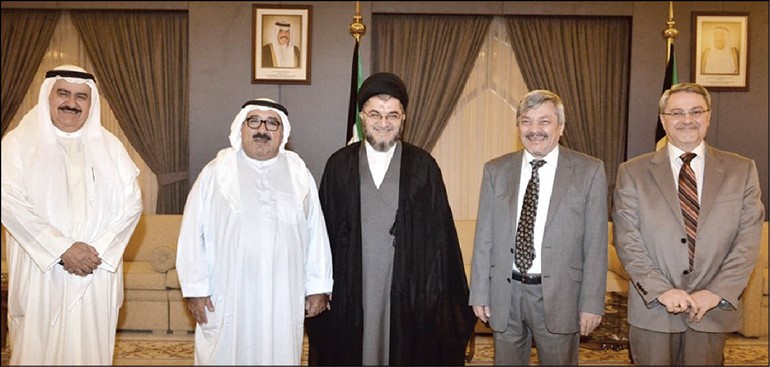 الشيخ ناصر صباح الاحمد مستقبلا السفير العراقي محمد حسين بحر العلوم وجعفر الحكيم