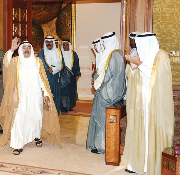 صاحب السمو الامير الشيخ صباح الاحمد لدى استقباله عددا من وجهاء اهالي ديوانيات منطقة صباح الناصر بحضور سمو ولي العهد الشيخ نواف الاحمد