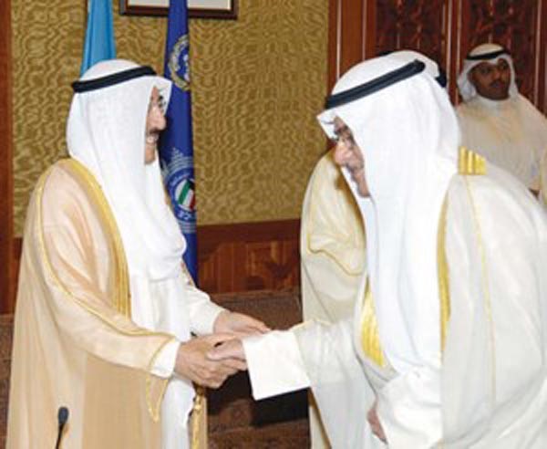 ومصافحا احد الحضور