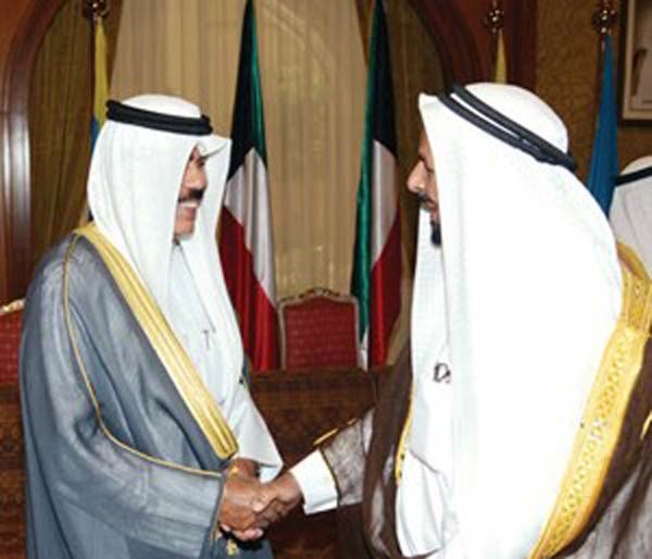 سمو ولي العهد مصافحا احد الحضور