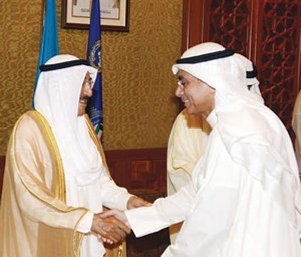 صاحب السمو الامير مصافحا احد الحضور