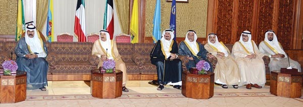 صاحب السمو الامير الشيخ صباح الاحمد خلال لقائه اصحاب دواوين صباح الناصر بحضور سمو ولي العهد الشيخ نواف الاحمد والشيخ علي الجراح ومحمد شرار ودعبدالله المعتوق وفيصل الدويش
