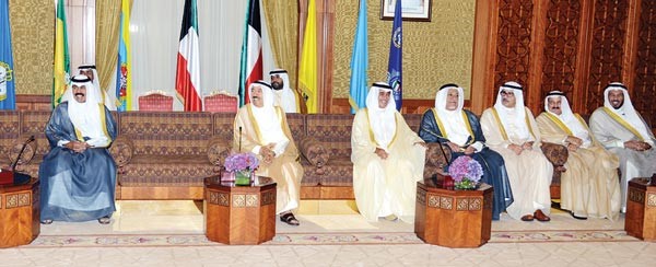 صاحب السمو الامير خلال لقائه اصحاب دواوين العاصمة بحضور سمو ولي العهد ومعادل الخرافي والشيخ علي الجراح