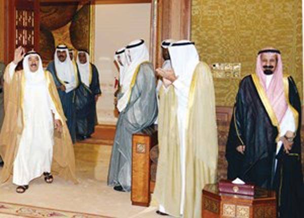 صاحب السمو الامير الشيخ صباح الاحمد يحيي الحضور خلال اللقاء