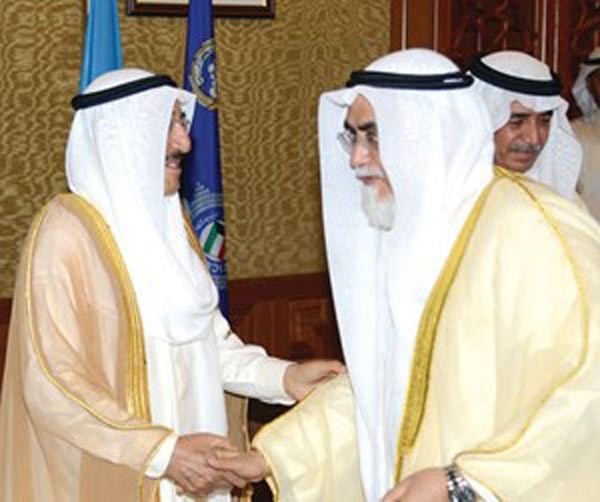 صاحب السمو الامير مصافحا دعبدالمحسن الخرافي